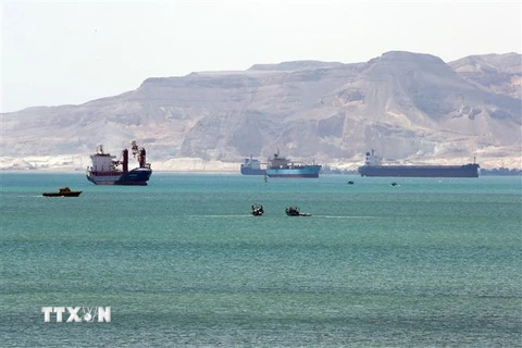 Các tàu hàng neo đậu chờ thông tuyến qua kênh đào Suez, Ai Cập, sau sự cố tàu Ever Given mắc kẹt tại đây, ngày 28/3/2021. (Nguồn: AFP/TTXVN) 