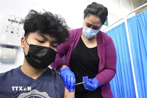 Tiêm vaccine ngừa COVID-19 cho người dân tại Anchorage, bang Alaska, Mỹ ngày 19/3/2021. (Nguồn: AFP/TTXVN) 
