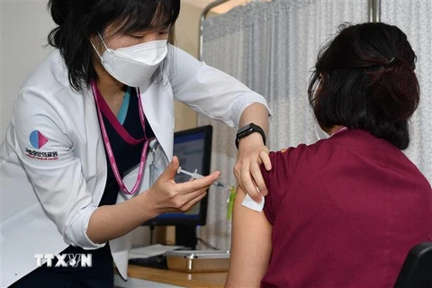 Tiêm vaccine ngừa COVID-19 cho nhân viên y tế tại Seoul, Hàn Quốc, ngày 27/2/2021. (Nguồn: AFP/TTXVN) 