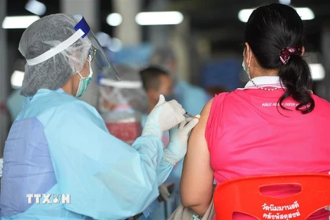 Nhân viên y tế tiêm vaccine ngừa COVID-19 cho người dân tại Bangkok, Thái Lan, ngày 19/3/2021. (Nguồn: THX/TTXVN) 