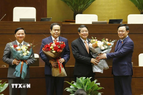 Chủ tịch Quốc hội Vương Đình Huệ tặng hoa 3 tân Phó Chủ tịch Quốc hội