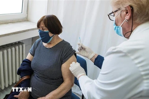 Nhân viên y tế tiêm vaccine ngừa COVID-19 cho người dân tại Skopje, Bắc Macedonia, ngày 31/3/2021. (Nguồn: AFP/TTXVN) 