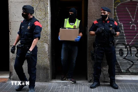 Cảnh sát khám xét một ngôi nhà trong chiến dịch truy quét tội phạm ma túy ở Barcelona, Tây Ban Nha, ngày 7/10/2020. (Nguồn: AFP/TTXVN) 