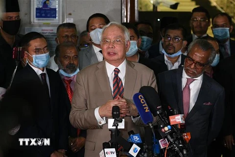 Cựu Thủ tướng Malaysia Najib Razak (giữa) phát biểu với báo giới sau phiên tòa ở Kuala Lumpur ngày 28/7/2020. (Nguồn: AFP/TTXVN) 