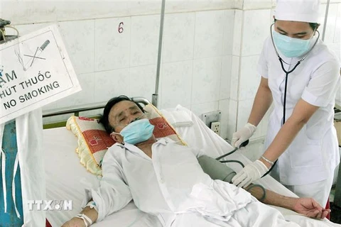 Bác sỹ khám, điều trị cho bệnh nhân lao tại Bệnh viện Lao và bệnh phổi Tiền Giang. (Ảnh: Dương Ngọc/TTXVN) 