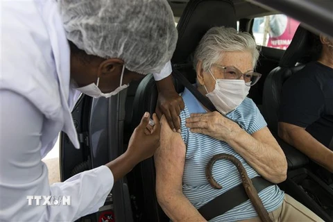Nhân viên y tế tiêm vaccine phòng COVID-19 cho người dân tại Rio De Janeiro, Brazil ngày 6/3/2021. (Nguồn: THX/TTXVN) 
