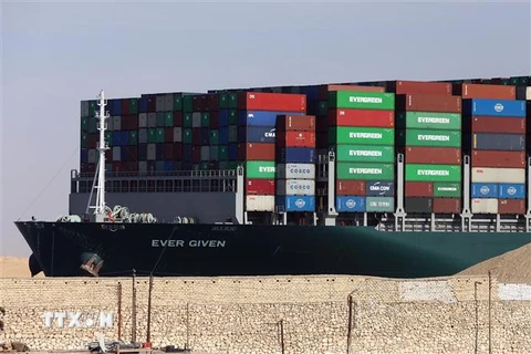 Siêu tàu chở hàng Ever Given di chuyển qua Kênh đào Suez sau khi được giải cứu ngày 29/3/2021. (Nguồn: THX/TTXVN) 