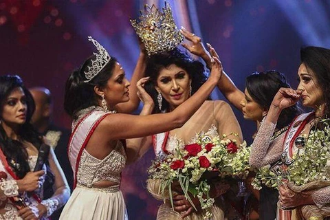 Cựu hoa hậu Sri Lanka có thể ngồi tù vì giật vương miện trên sân khấu