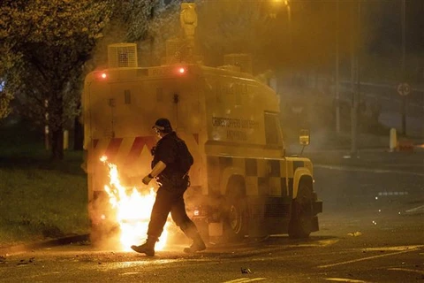 Bạo loạn ở Belfast, người biểu tình ném bom xăng vào xe cảnh sát