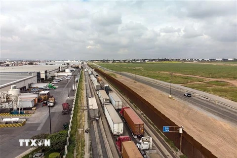 Các xe tải chở hàng hóa di chuyển qua khu vực biên giới Mexico-Mỹ ở Tijuana, bang Baja California, Mexico ngày 4/4/2019. (Nguồn: AFP/TTXVN) 