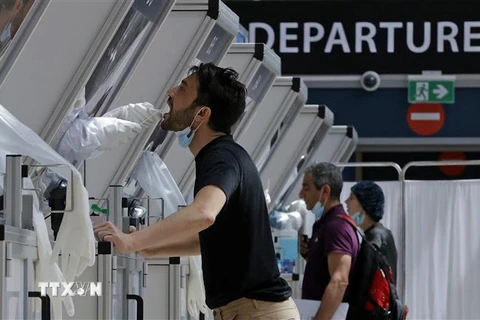 Nhân viên y tế lấy mẫu xét nghiệm COVID-19 cho hành khách tại sân bay Ben Gurion, gần Tel Aviv, Israel ngày 6/4/2021. (Nguồn: AFP/TTXVN) 