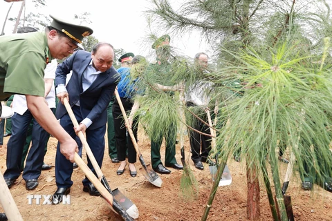 Chủ tịch nước Nguyễn Xuân Phúc cùng các đại biểu trồng cây tại Khu Di tích K9. (Ảnh: Thống Nhất/TTXVN) 
