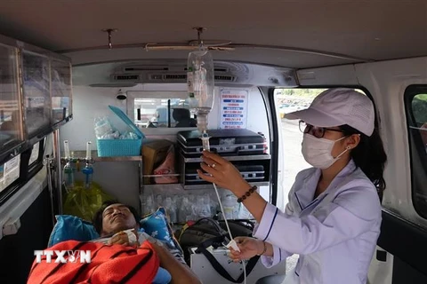 Bệnh nhân được cấp cứu đưa về đất liền an toàn và chuyển tiếp vào bệnh viện địa phương để điều trị. (Nguồn: TTXVN phát) 
