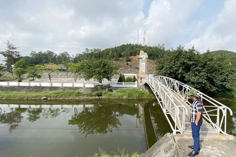 Đoạn kênh Nhà Lê qua xã Nghi Yên, huyện Nghi Lộc, Nghệ An đổi màu đen khiến người dân lo lắng. (Nguồn: tuoitre.vn) 