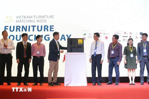 Lãnh đạo Bộ Nông nghiệp và Phát triển Nông thôn và HAWA thực hiện nghi thức khai mạc Vietnam Furniture Matching Week. (Ảnh: Xuân Anh/TTXVN) 