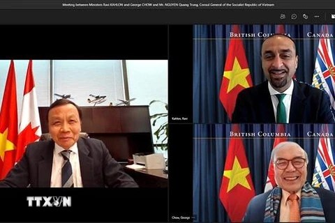 Tổng Lãnh sự Việt Nam tại Vancouver (Canada) Nguyễn Quang Trung làm việc trực tuyến với hai Bộ trưởng phụ trách kinh tế của tỉnh British Columbia. (Nguồn: TTXVN phát) 