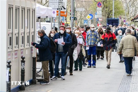 Người dân xếp hàng tại một điểm xét nghiệm COVID-19 ở Berlin, Đức, ngày 12/4/2021. (Nguồn: THX/TTXVN) 