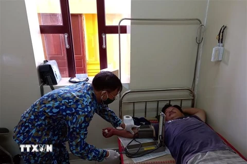 Quân y Nhà giàn DK-I/19 khám, điều trị cho ngư dân Nguyễn Văn Thanh. (Nguồn: TTXVN phát) 