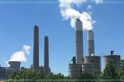 Nhà máy nhiệt điện James H. Miller gây ô nhiễm môi trường nhưng mặt khác giúp mang lại kế sinh nhai cho nhiều người. (Nguồn: marketplace.org) 