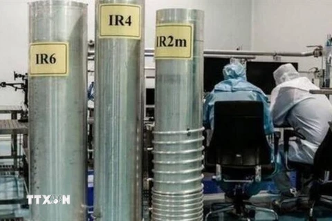 Các kỹ sư làm việc tại một nhà máy làm giàu urani của Iran. (Nguồn: IRNA/TTXVN) 