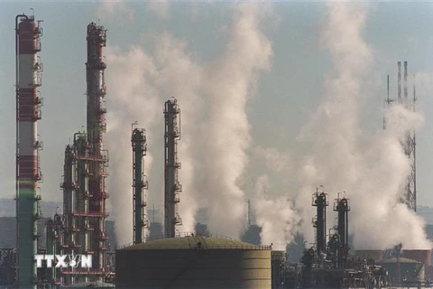 Khói bốc lên tại nhà máy hóa dầu ở Etang de Berre, Pháp. (Nguồn: AFP/TTXVN) 