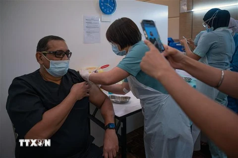 Tiêm chủng vaccine ngừa COVID-19 cho nhân viên y tế tại Subang Jaya, Malaysia ngày 11/3/2021. (Nguồn: AFP/TTXVN) 