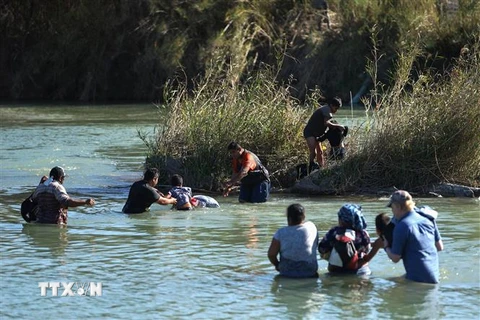 Người di cư Trung Mỹ từ bang Coahuila, Mexico vượt Sông Rio Bravo để sang bang Texas, Mỹ ngày 17/2/2019. (Nguồn: AFP/TTXVN) 
