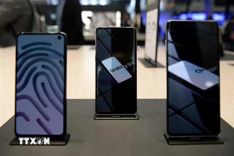 Các mẫu điện thoại thông minh của Samsung được trưng bày tại Triển lãm Thế giới di động ở Barcelona, Tây Ban Nha. (Nguồn: AFP/TTXVN) 