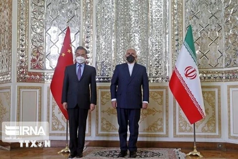 Ngoại trưởng Iran Mohammad Javad Zarif (phải) trong cuộc gặp Bộ trưởng Ngoại giao Trung Quốc Vương Nghị tại Tehran, ngày 27/3/2021. (Nguồn: IRNA/TTXVN) 