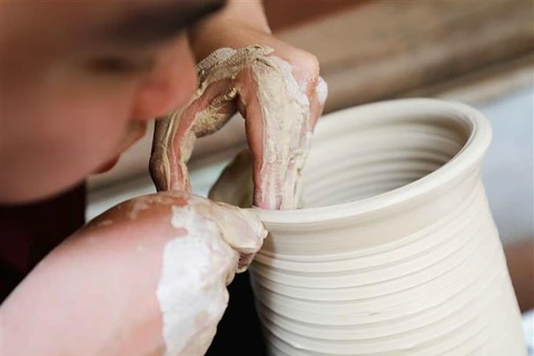 Nghề gốm có lịch sử phát triển hàng nghìn năm, trong đó, các sản phẩm gốm của các làng nghề có vai trò rất quan trọng phục vụ chủ yếu trong đời sống sinh hoạt của nhân dân, thể hiện tinh hoa, bản sắc văn hóa dân tộc Việt. (Ảnh: Thanh Tùng/TTXVN)