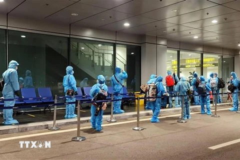 Hành khách chờ làm thủ tục nhập cảnh tại sân bay quốc tế Vân Đồn (Quảng Ninh). (Ảnh: TTXVN phát) 
