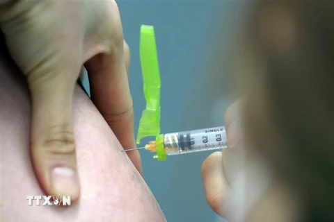 Nhân viên y tế tiêm vaccine Pfizer phòng COVID-19 cho người dân tại Busan, Hàn Quốc, ngày 3/3/2021. (Nguồn: Yonhap/TTXVN) 