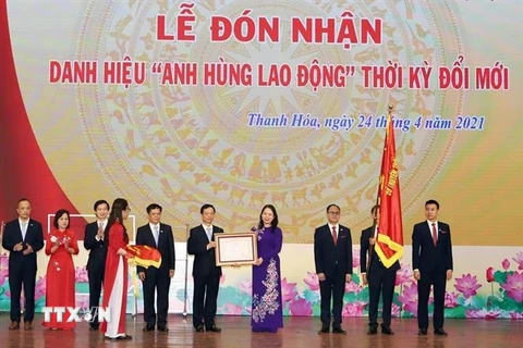 Phó Chủ tịch nước Võ Thị Ánh Xuân trao Danh hiệu 'Anh hùng lao động' thời kỳ đổi mới cho đại diện lãnh đạo Bệnh viện Đa khoa tỉnh Thanh Hóa. (Ảnh: Trịnh Duy Hưng/TTXVN) 