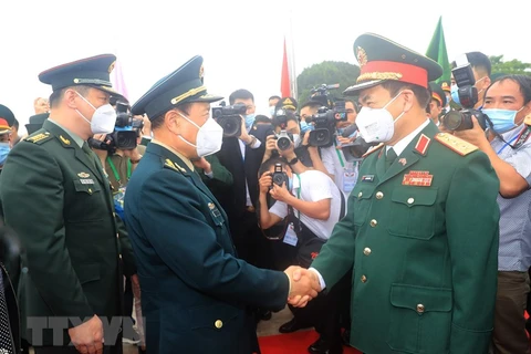 Bộ trưởng Quốc phòng Trung Quốc Ngụy Phượng Hòa đón Bộ trưởng Quốc phòng Phan Văn Giang. (Ảnh: Trọng Đức/TTXVN) 