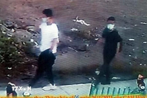 Hình ảnh hai đối tượng người nước ngoài lẩn trốn trên địa bàn huyện được camera an ninh ghi lại. (Nguồn: TTXVN phát) 
