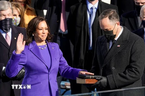 Phó Tổng thống đắc cử Mỹ Kamala Harris (trái, phía trước) tuyên thệ nhậm chức trước thẩm phán Tòa án Tối cao Sonia Sotomayor, tại Đồi Capitol ở Washington DC., ngày 20/1/2021. (Nguồn: AFP/TTXVN) 