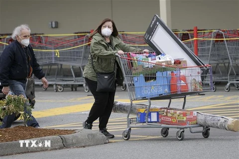 Người dân đeo khẩu trang phòng lây nhiễm COVID-19 tại Vancouver, Canada. (Nguồn: THX/TTXVN) 