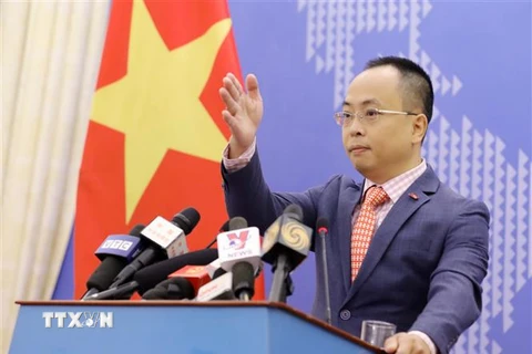 Phó Phát ngôn Bộ Ngoại giao Đoàn Khắc Việt mời đại diện các cơ quan báo chí đặt câu hỏi. (Ảnh: Văn Điệp/TTXVN) 