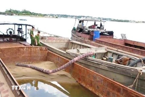 Các đối tượng sử dụng thuyền, tàu để khai thác cát trái phép trên các tuyến sông trên địa bàn huyện Quảng Ninh, Quảng Bình. (Nguồn: TTXVN phát) 