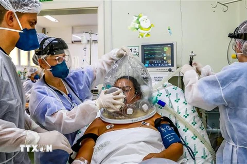 Nhân viên y tế điều trị cho bệnh nhân COVID-19 tại một bệnh viện ở Rio Grande do Sul, Brazil, ngày 16/4/2021. (Nguồn: AFP/TTXVN) 