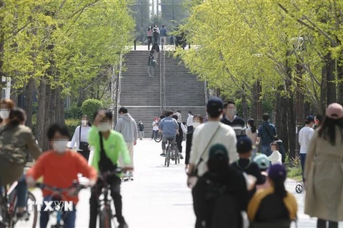 Người dân di chuyển trong công viên tại Seoul, Hàn Quốc, ngày 11/4/2021. (Nguồn: Yonhap/TTXVN) 