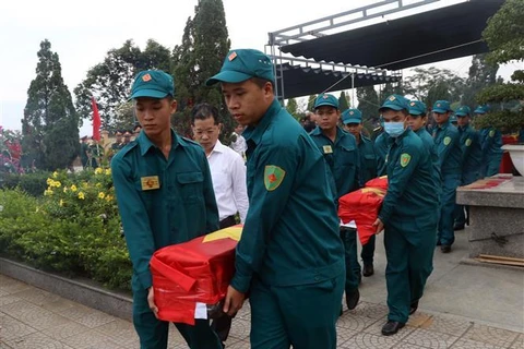 Tiễn đưa hài cốt liệt sỹ quân tình nguyện Việt Nam tại Lào về nước