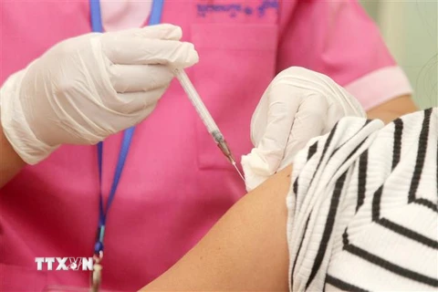Nhân viên y tế tiêm vaccine phòng COVID-19 cho người dân tại Phnom Penh, Campuchia. (Nguồn: THX/TTXVN) 