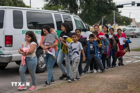 Người di cư tới trung tâm tiếp nhận ở McAllen, Texas, Mỹ, ngày 12/6/2019. (Nguồn: AFP/TTXVN) 