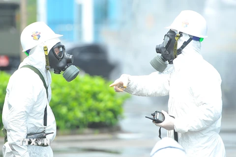 Lực lượng bộ đội hóa học tham gia phun thuốc khử trùng Bệnh viện Bệnh Nhiệt đới Trung ương cơ sở Đông Anh. (Ảnh: Minh Đức/TTXVN) 