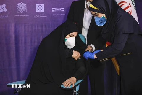 Tiêm vaccine phòng dịch COVID-19 cho người dân tại thủ đô Tehran, Iran. (Nguồn: AFP/TTXVN) 