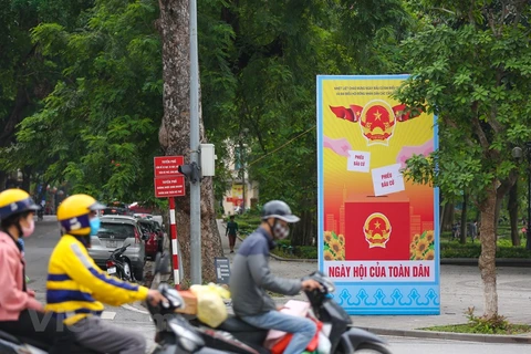 Pano cỡ lớn tuyên truyền, cổ động bầu cử trên khu vực Hồ Hoàn Kiếm. (Ảnh Minh Sơn/Vietnam+) 
