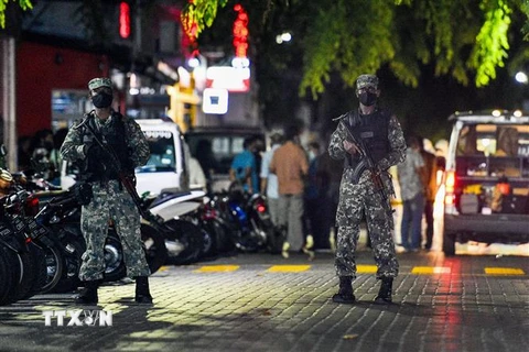 Binh sỹ Maldives gác tại hiện trường vụ nổ ở thủ đô Male ngày 6/5/2021. (Nguồn: AFP/TTXVN) 