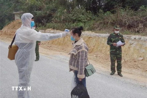 Các công dân Việt Nam nhập cảnh trái phép được kiểm tra y tế. (Ảnh: Quang Duy/TTXVN) 