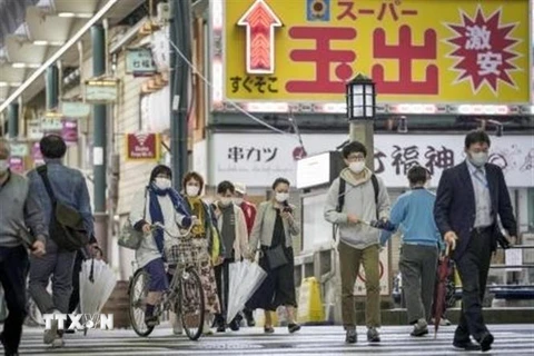 Người dân đeo khẩu trang phòng dịch COVID-19 tại Osaka, Nhật Bản, ngày 7/5/2021. (Nguồn: Kyodo/TTXVN) 